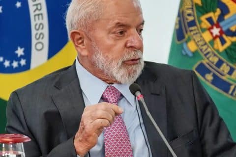 Lula demonstra preocupação com o porta-aviões dos EUA no Caribe e teme riscos à soberania brasileira