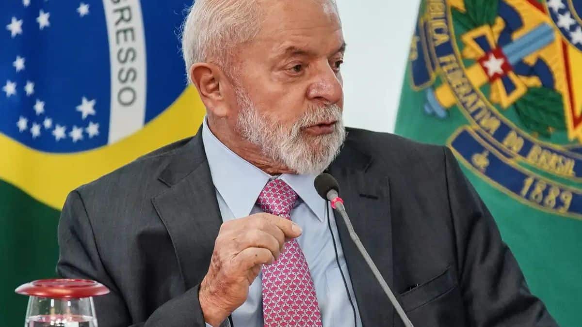 Lula demonstra preocupação com o porta-aviões dos EUA no Caribe e teme riscos à soberania brasileira