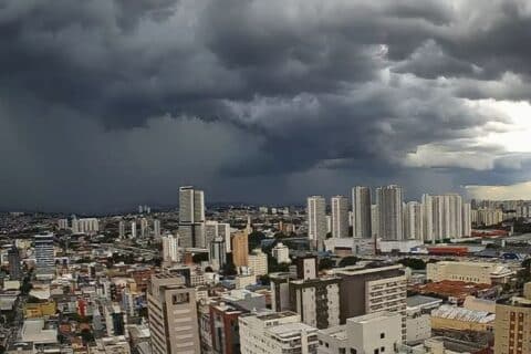 Previsão do Tempo em São Paulo: semana começa com calor, abafamento e risco de chuva forte