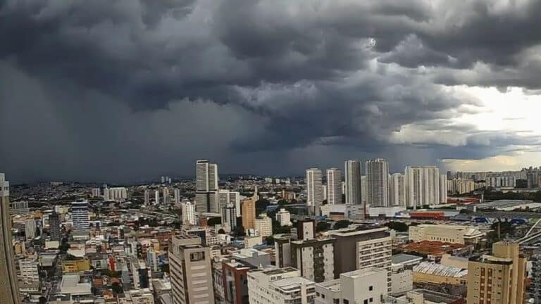 Previsão do Tempo em São Paulo: semana começa com calor, abafamento e risco de chuva forte