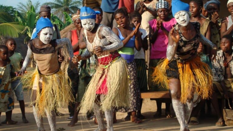 Serra Leoa enfrenta avanço de comércio ilegal ligado a rituais de magia