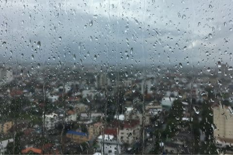 Alerta de tempestade acompanha semana chuvosa em Curitiba
