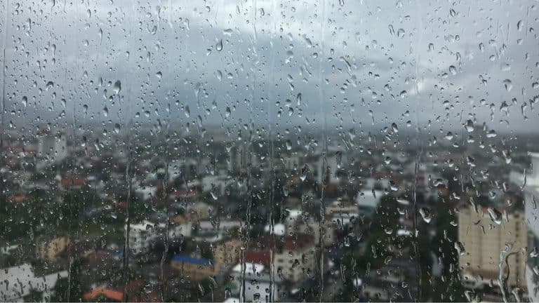 Alerta de tempestade acompanha semana chuvosa em Curitiba
