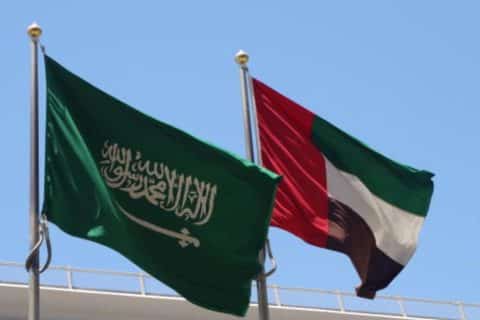 Arábia Saudita bombardeia Mukalla e pressiona Emirados