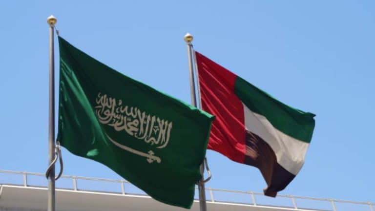 Arábia Saudita bombardeia Mukalla e pressiona Emirados