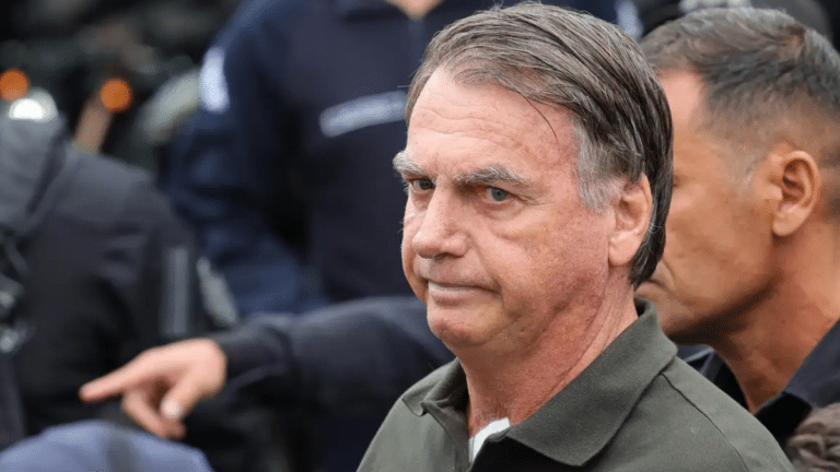 Bolsonaro assina carta aos brasileiros e confirma Flávio como sucessor político para 2026