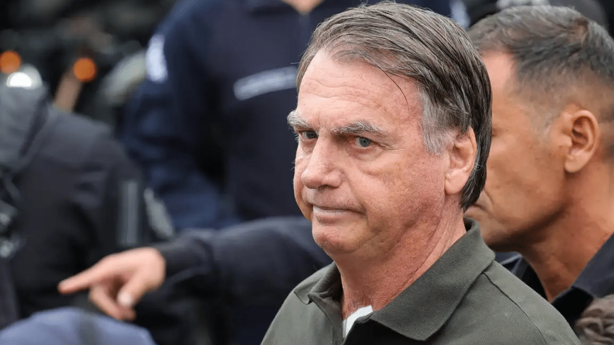 Bolsonaro assina carta aos brasileiros e confirma Flávio como sucessor político para 2026