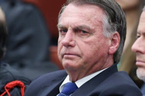 Bolsonaro deixa custódia da PF para exames antes de cirurgia