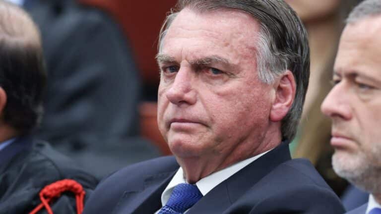 Bolsonaro deixa custódia da PF para exames antes de cirurgia