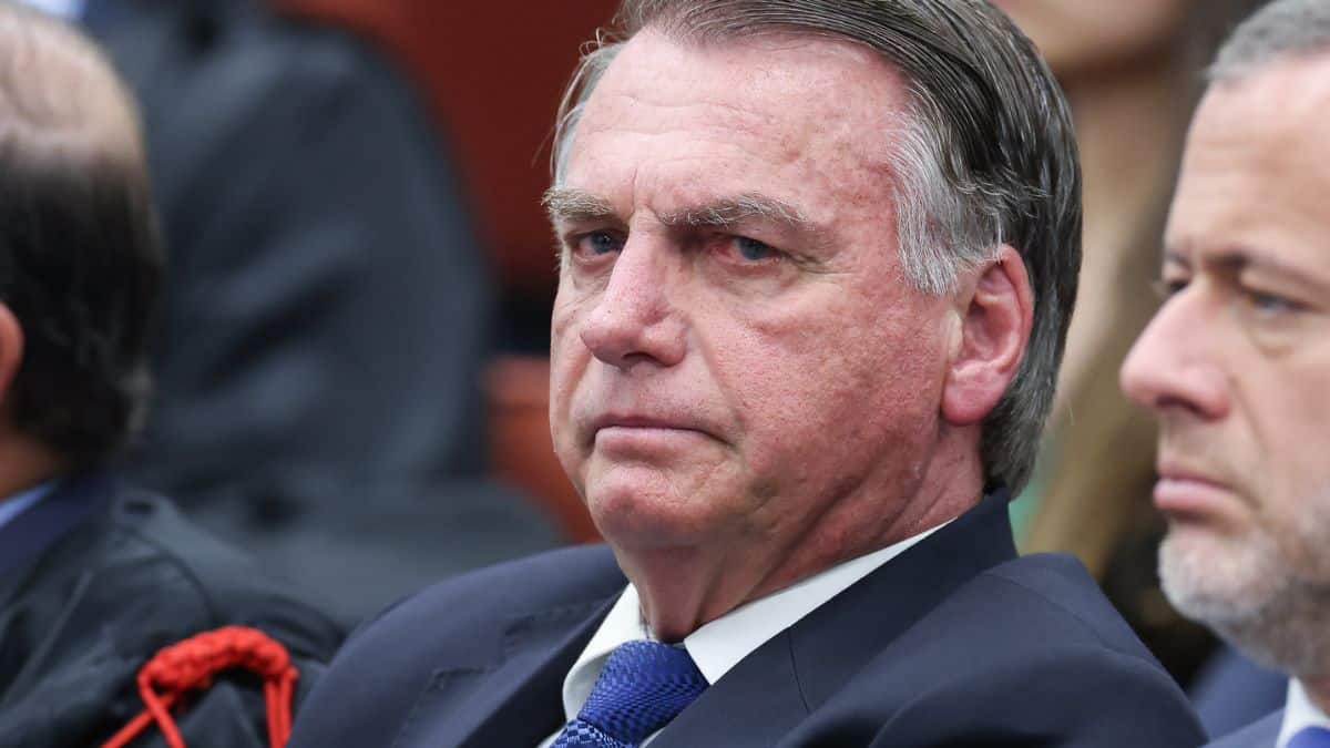 Bolsonaro deixa custódia da PF para exames antes de cirurgia
