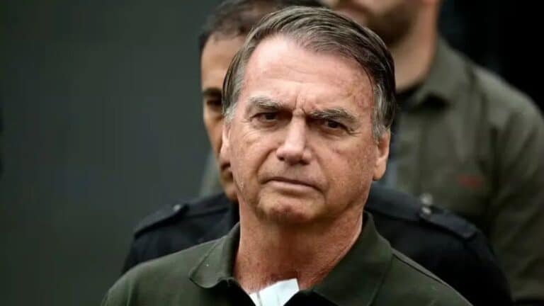 Bolsonaro é submetido a cirurgia de hérnia nesta quinta-feira (25)