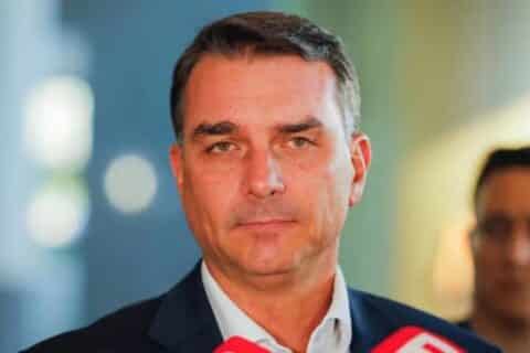 Carta de Bolsonaro oficializa Flávio na corrida presidencial