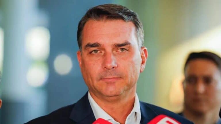 Carta de Bolsonaro oficializa Flávio na corrida presidencial