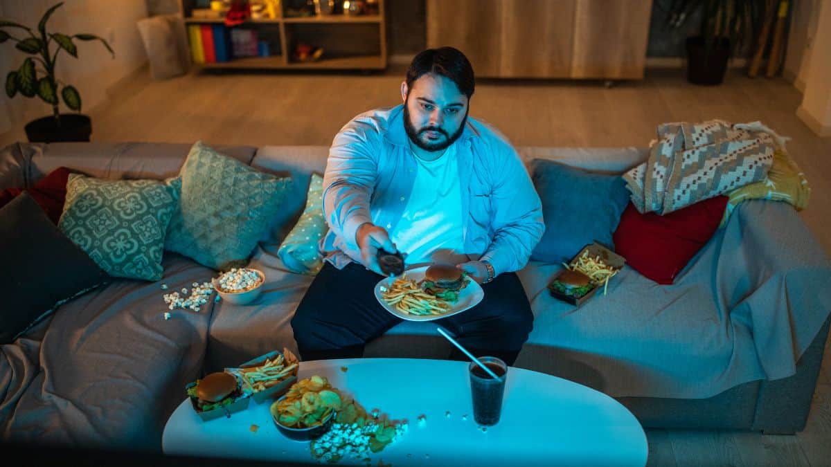 Além disso, a distração reduz a memória do que foi consumido. Estudos indicam que, ao não registrar adequadamente a refeição, o corpo tende a aumentar a ingestão calórica nas horas seguintes. Outro fator é a exposição a propagandas de alimentos ultraprocessados, que estimula escolhas mais calóricas e beliscos fora de hora.