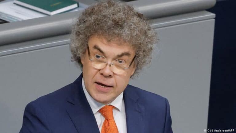 Deputado-alemao-e-denunciado-por-gesto-nazista-no-Parlamento-