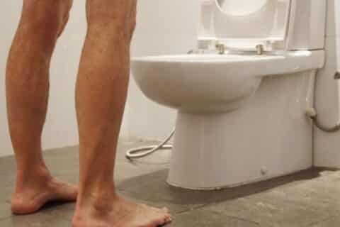 Especialistas explicam relação entre posição ao urinar e próstata