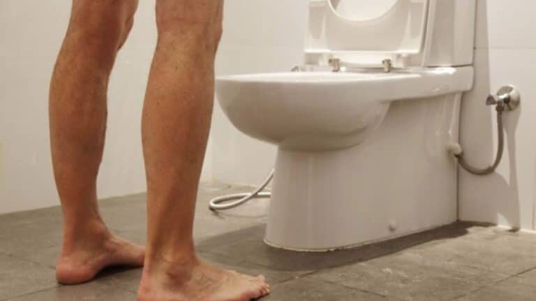 Especialistas explicam relação entre posição ao urinar e próstata