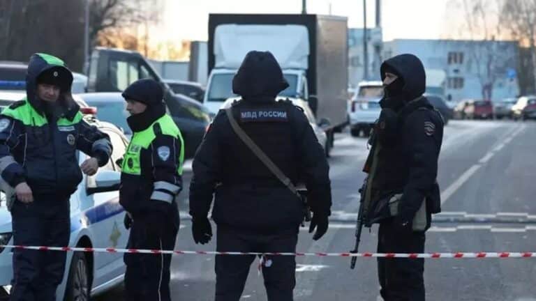Explosão mata dois policiais e uma terceira pessoa em Moscou