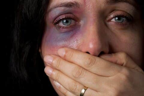 Feminicídios em 2025 expõem violência em espaços públicos