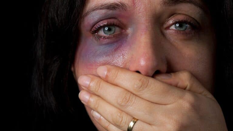 Feminicídios em 2025 expõem violência em espaços públicos