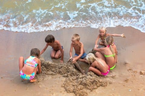 Médicas alertam para riscos do sol forte em bebês e crianças