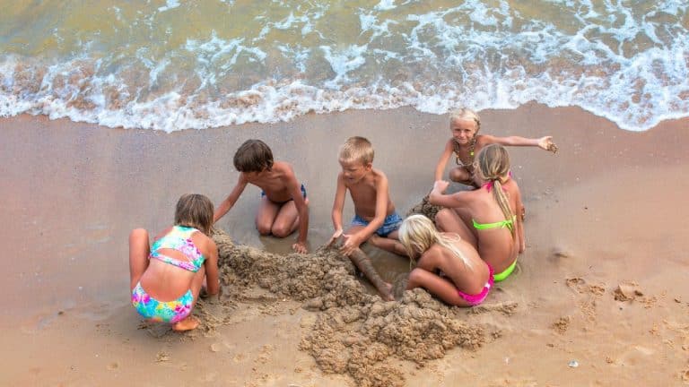 Médicas alertam para riscos do sol forte em bebês e crianças