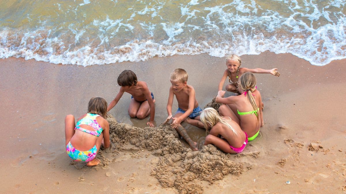 Médicas alertam para riscos do sol forte em bebês e crianças