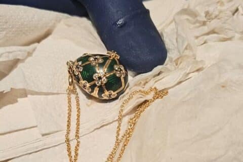 Nova Zelândia recupera joia Fabergé engolida por ladrão