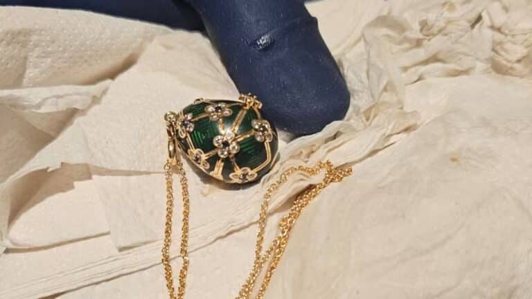 Nova Zelândia recupera joia Fabergé engolida por ladrão