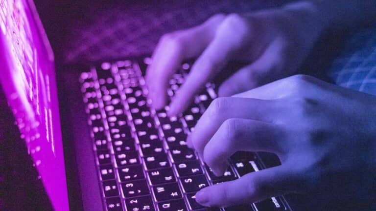 Palavras proibidas na internet: mito ou controle algorítmico?