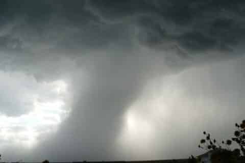 Tornado atinge o Paraguai perto da fronteira com o Paraná