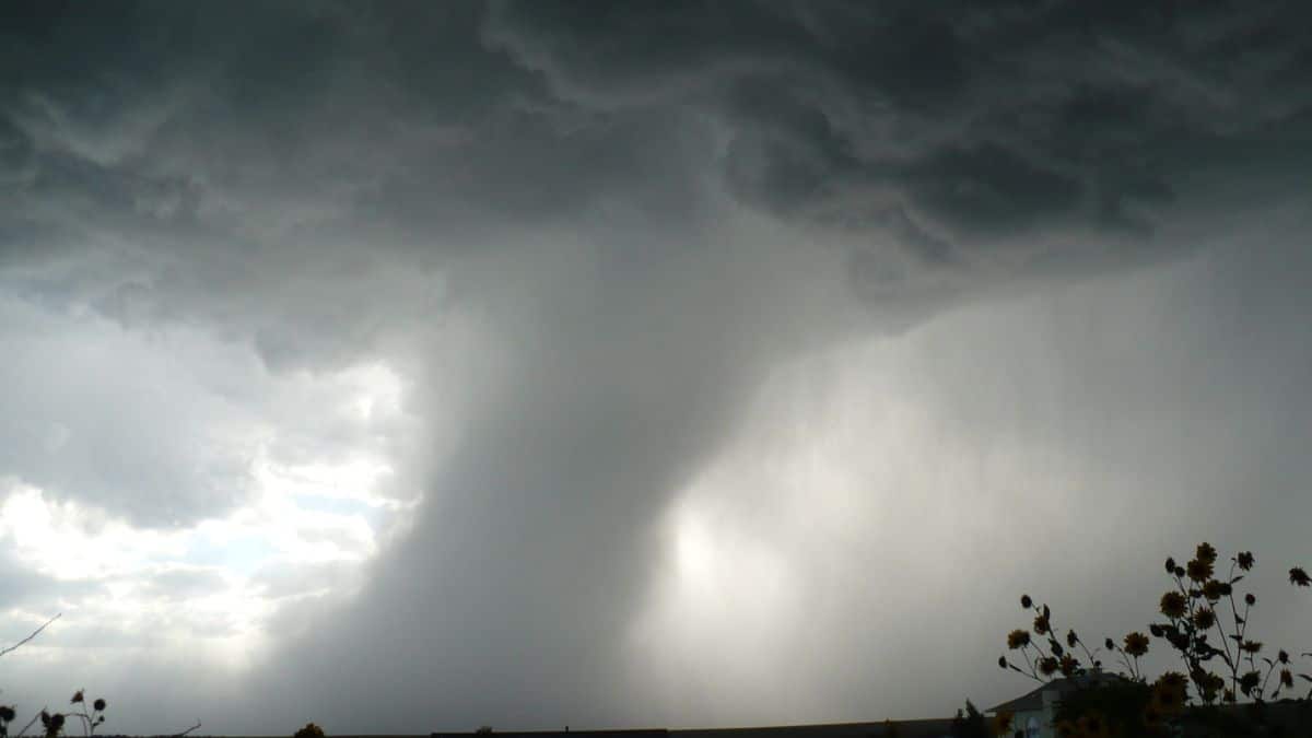 Tornado atinge o Paraguai perto da fronteira com o Paraná