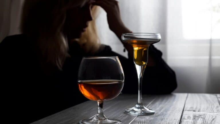 Uso abusivo de álcool entre mulheres ganha atenção no SUS