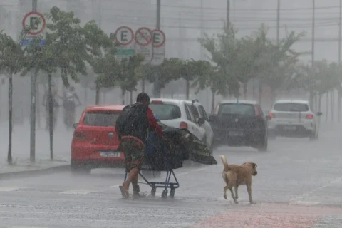 Curitiba Alerta Chuva Forte no Fim de Semana e Queda Brusca de Temperatura no Verão