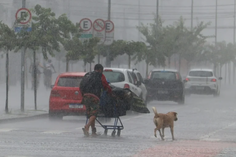 Curitiba Alerta Chuva Forte no Fim de Semana e Queda Brusca de Temperatura no Verão