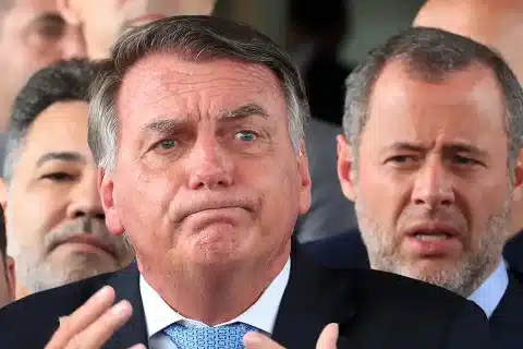 Bolsonaro Recebe Atendimento Médico na Prisão Após Queixas de Azia Constante