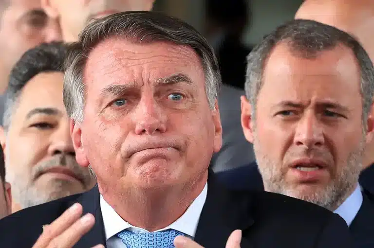 Bolsonaro Recebe Atendimento Médico na Prisão Após Queixas de Azia Constante