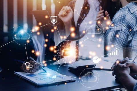 Pessoas utilizando dispositivos digitais com ícones de inteligência artificial e dados, ilustrando como a tecnologia impacta a concentração do cérebro