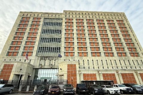 Fachada do Metropolitan Detention Center, no Brooklyn, presídio federal dos EUA onde Nicolás Maduro está detido