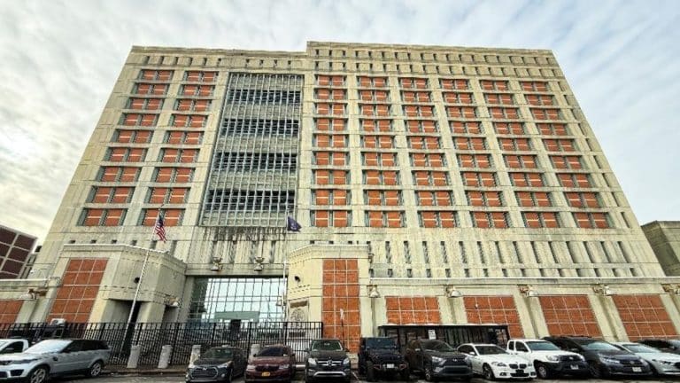 Fachada do Metropolitan Detention Center, no Brooklyn, presídio federal dos EUA onde Nicolás Maduro está detido
