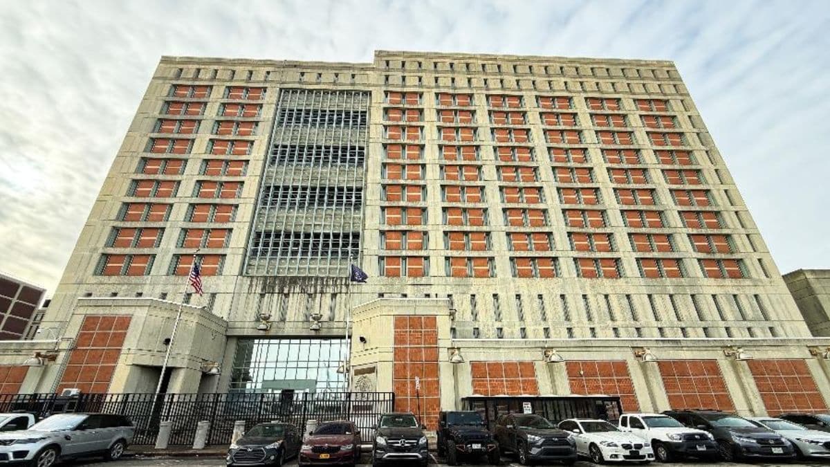 Fachada do Metropolitan Detention Center, no Brooklyn, presídio federal dos EUA onde Nicolás Maduro está detido