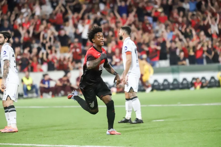 Athletico supera Operário em clássico com gol antológico e decisivo