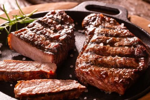 Carne bovina grelhada em chapa de ferro, imagem ilustrativa sobre exportação e mercado da carne entre Brasil, China e México
