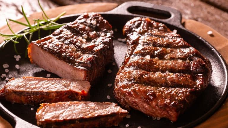 Carne bovina grelhada em chapa de ferro, imagem ilustrativa sobre exportação e mercado da carne entre Brasil, China e México