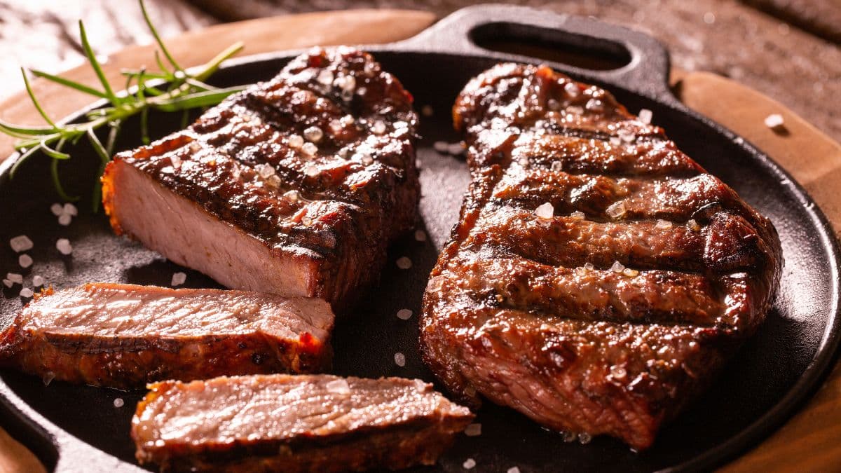 Carne bovina grelhada em chapa de ferro, imagem ilustrativa sobre exportação e mercado da carne entre Brasil, China e México
