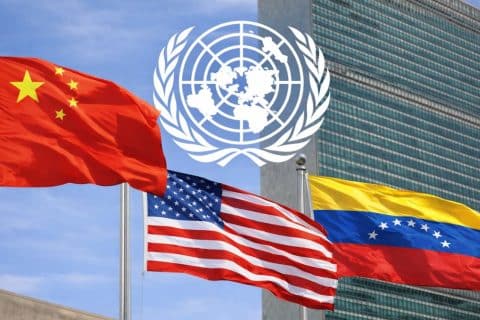 Bandeiras da China, Estados Unidos e Venezuela em frente à sede da ONU durante debate sobre reunião de emergência