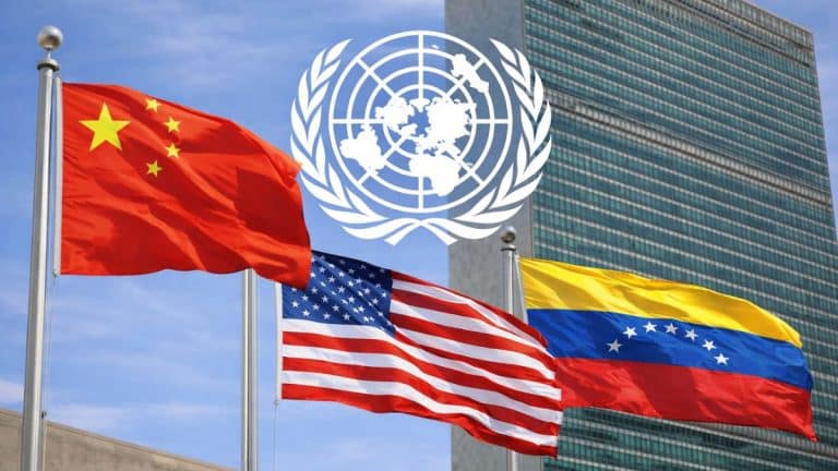 Bandeiras da China, Estados Unidos e Venezuela em frente à sede da ONU durante debate sobre reunião de emergência
