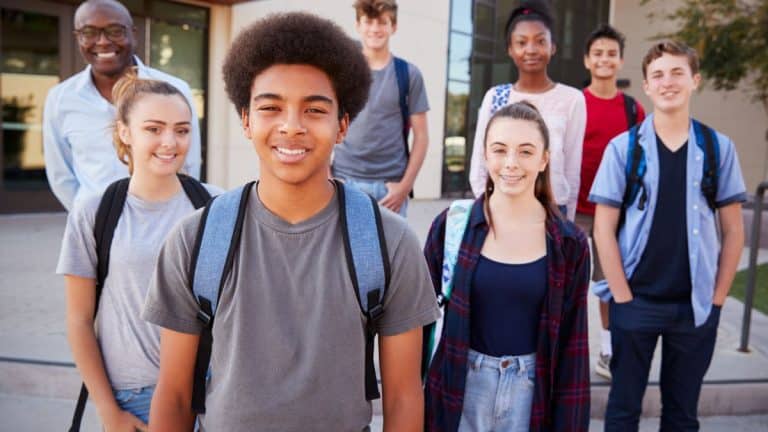 Como jovens enfrentam a transição do colégio à vida adulta