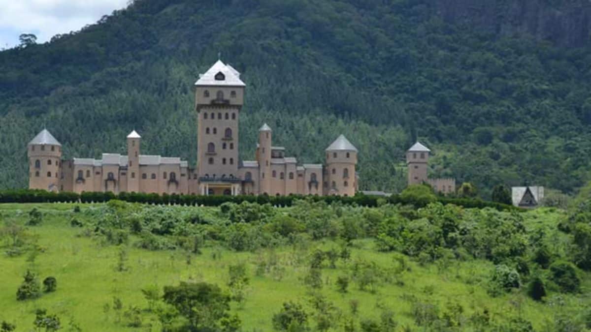 De polêmica política a centro de estética: Castelo Monalisa será resort de transplante capilar O icônico Castelo Monalisa, localizado em São João Nepomuceno (MG), está prestes a escrever um novo capítulo em sua história. A suntuosa propriedade, que pertenceu ao falecido ex-deputado Edmar Moreira, foi adquirida para se tornar um resort de luxo especializado em transplante capilar. A notícia foi revelada pelo novo dono do imóvel, o médico cirurgião plástico e dermatologista João Mansur. O objetivo é transformar o local em um complexo de saúde e bem-estar que une procedimentos médicos de alta tecnologia a uma experiência de hospedagem de alto padrão. O passado polêmico do "Castelo do Deputado" Construído na década de 90, o castelo ganhou as manchetes nacionais em 2006. Na época, Edmar Moreira, conhecido como o "deputado do castelo", foi alvo de investigações por não declarar o imóvel à Justiça Eleitoral. Enquanto o patrimônio era avaliado em cerca de R$ 20 milhões, o político havia registrado apenas um terreno de valor simbólico. Após a morte de Moreira em 2023, o castelo ficou sob responsabilidade de seu filho e permaneceu à venda por aproximadamente dois anos, com lances mínimos que partiam de R$ 30 milhões. A venda foi selada no último dia de 2025. Estrutura de Gigante: 280 campos de futebol de área Situado no distrito de Carlos Alves, na Zona da Mata mineira, o complexo impressiona pelos números. A área total equivale a mais de 280 campos de futebol e oferece uma infraestrutura que será totalmente adaptada para o setor de turismo médico. O que o novo resort oferecerá: Acomodações de luxo: 37 suítes equipadas com closet. Lazer e Estética: Parque aquático, jardins, chafarizes e uma adega subterrânea. Infraestrutura Comercial: Cozinha industrial, salões amplos e ar-condicionado central. Recuperação Integrada: Áreas destinadas ao pós-operatório com assistência médica especializada. Por que um resort de transplante capilar em Minas Gerais? A escolha estratégica do local levou em conta a logística. De acordo com João Mansur, a proximidade com o Aeroporto Regional da Zona da Mata é um diferencial para atrair pacientes de todo o Brasil e do exterior. "Nossa meta é iniciar as operações em até sete meses. Vamos gerar empregos locais, impulsionar a economia de São João Nepomuceno e oferecer um atendimento centralizado", afirmou o cirurgião. O projeto conta com o suporte financeiro do BNDES e incentivos da prefeitura local. Atualmente, a clínica Mansur opera em Juiz de Fora, realizando cerca de oito procedimentos diários. A expectativa é que a mudança para o castelo amplie significativamente essa capacidade. Próximos passos As reformas para adequação clínica e hoteleira devem começar imediatamente. A ideia é que o paciente entre no castelo para o procedimento e permaneça no local para o descanso e a recuperação, usufruindo de toda a área verde e da capela histórica do complexo.