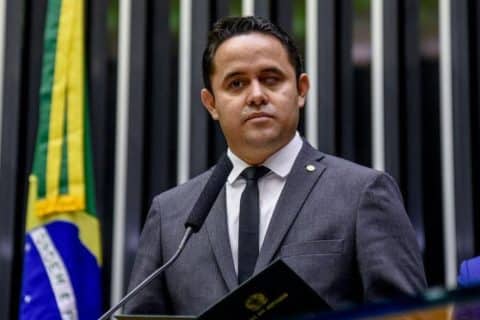 Esposa de Ministro Sob Investigação é Beneficiada por Deputado